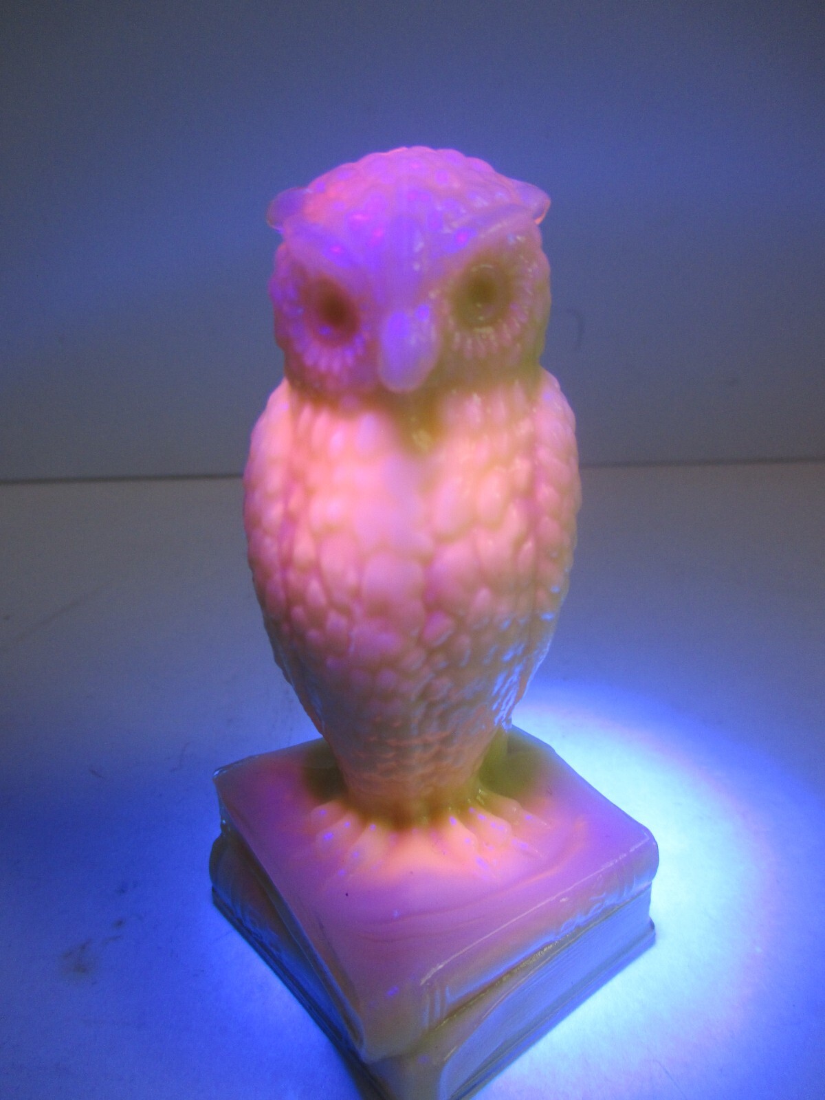 Vtg Degenhart Glass Custard Owl On Books Figurine Paperweight 3.5″ Glows Orange