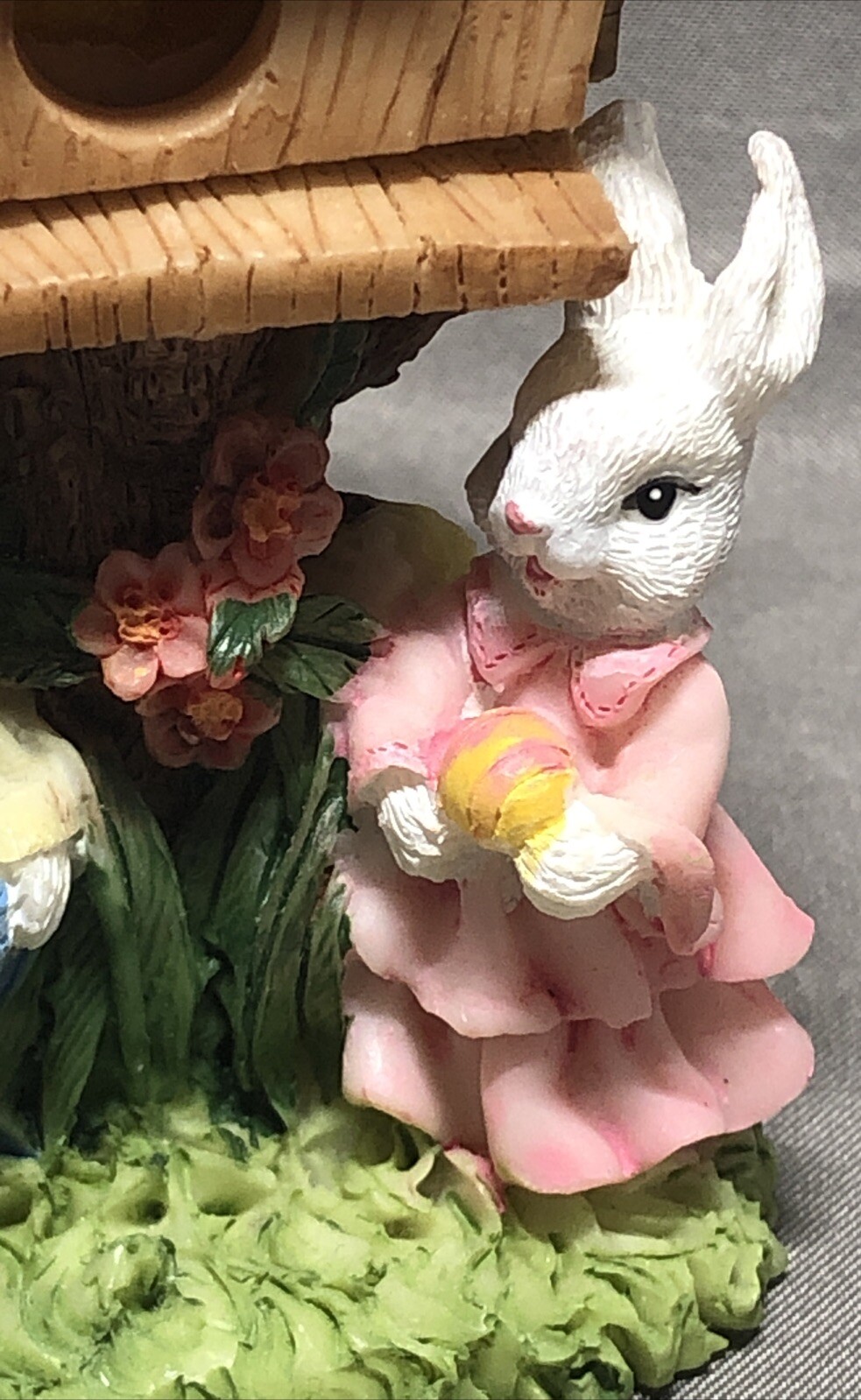 K’s Collection Hinged Bird House with Easter bunnies Holding Eggs Awesome Detail
