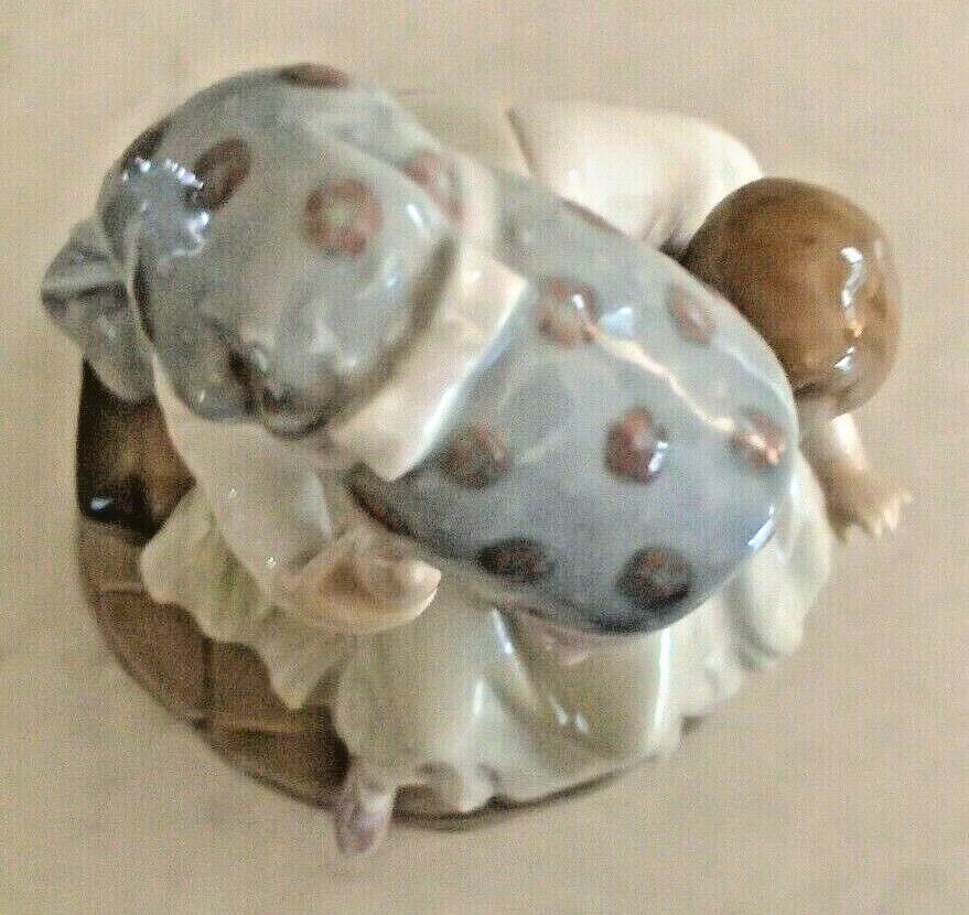 Lladro 5140 “Feeding Her Baby” Mother feeding her son or daughter – MWOB, RV$260