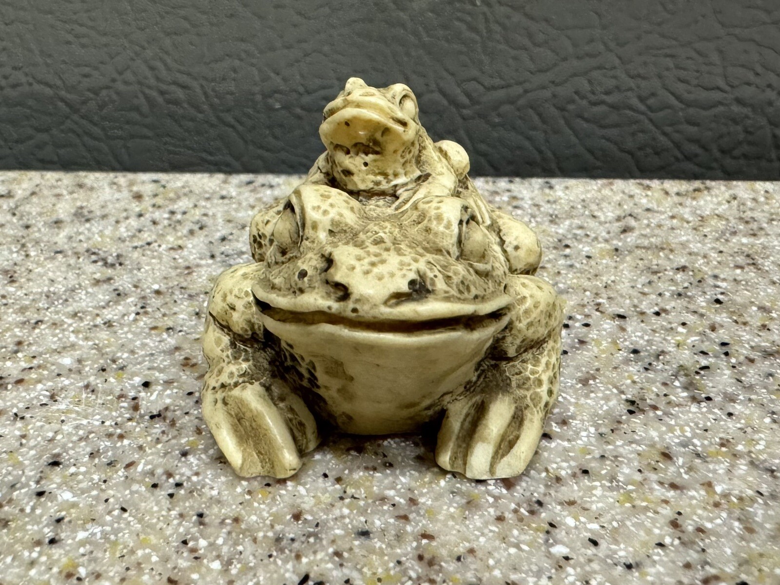 Vintage 1960s Wony Ltd. Frogs Resin Figurine 1”x1.5” Made in Italy in EUC