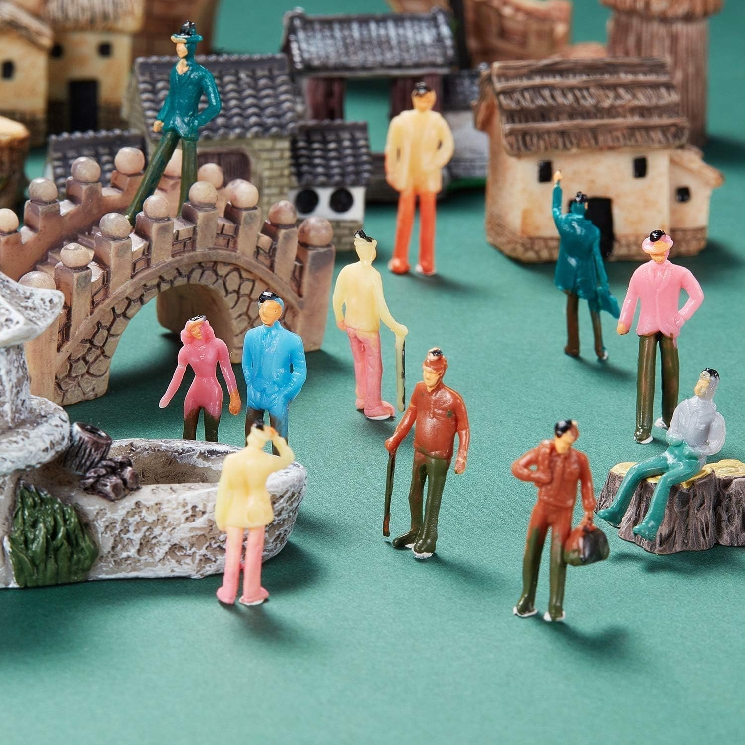 Versatile Miniature People – 100 Plastic Figurines for Architectural Displays