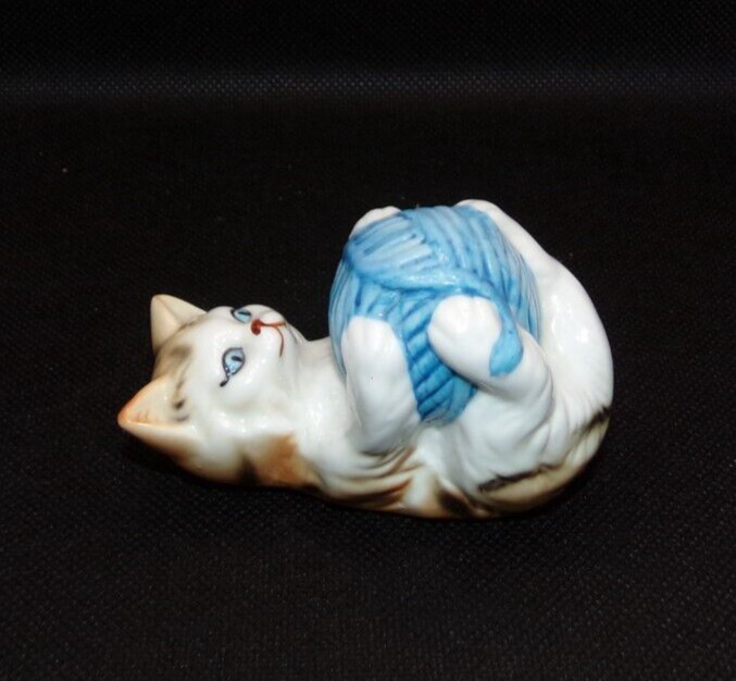 Danbury Mint 1988 Cats Of Character “Roly Poly” Fine Bone China Cat Figurine