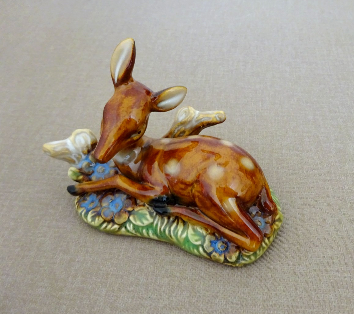 VINTAGE PORCELAIN FAWN DEER LAYING DOWN FIGURINE
