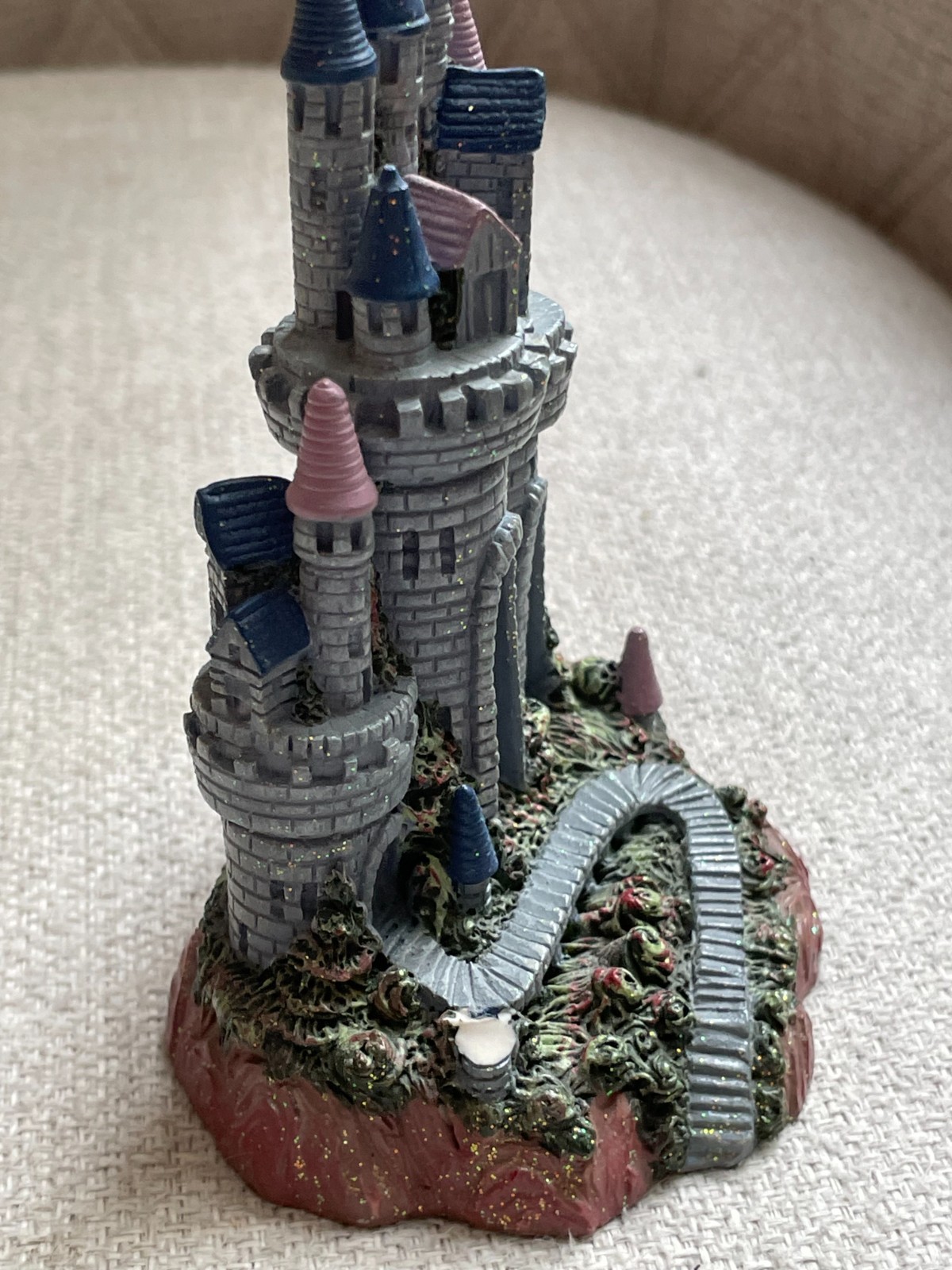 LOT 2 VINTAGE SPOONTIQUES RESIN & CRYSTAL MEDIEVAL CASTLES FIGURE LARGER SIZE JM