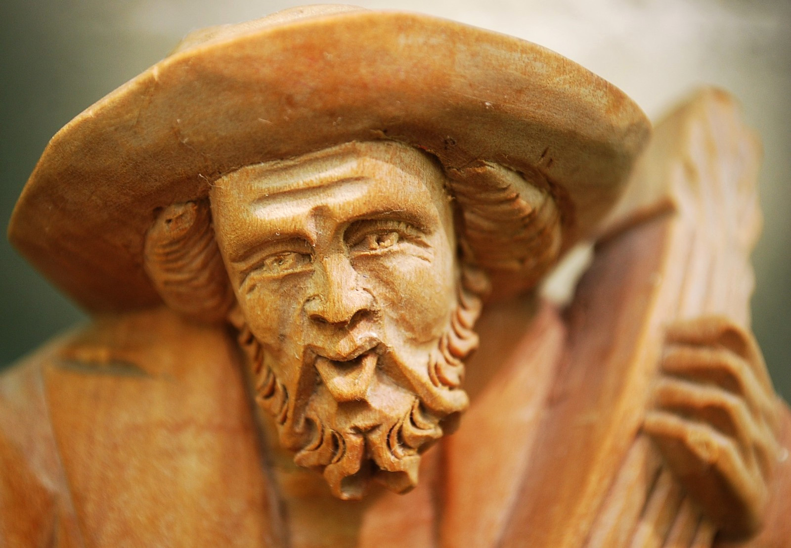 Antique BLACK FOREST GERMANY Hand Carved Wood Sculpture MAN PLAYING GUITAR 8.25″