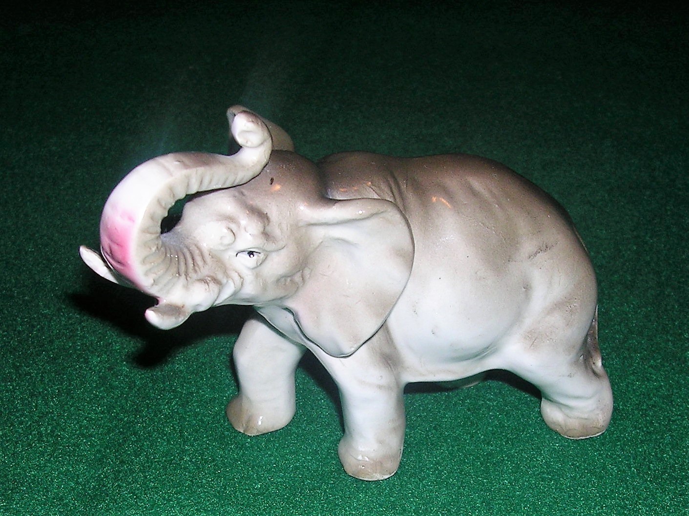 Porcelain Elephant Figuring Japan Clover w/ Wreath Hallmark 5″ x 4″