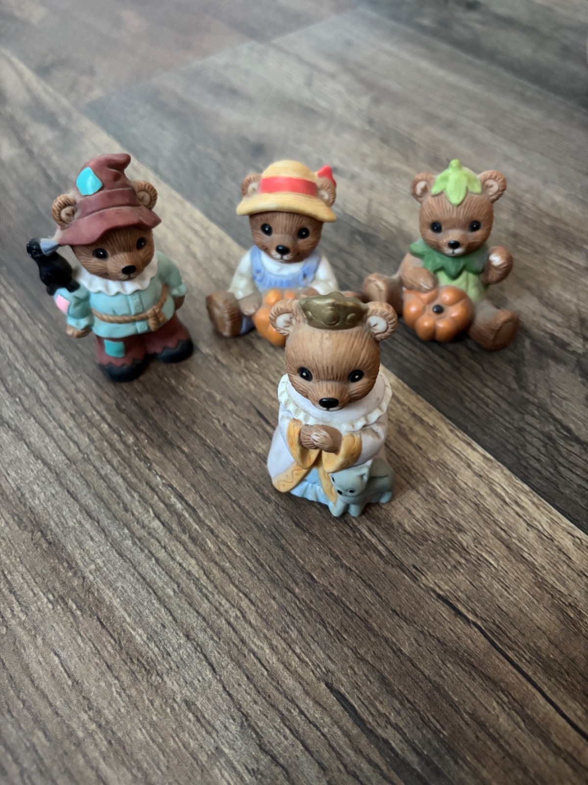 Home interior bears set 1417. Head broken off of one, but could easily be glued
