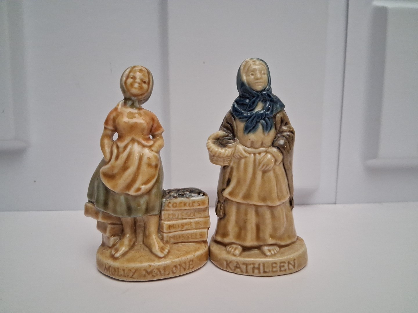 2 Wade Irish Porcelain Figurine 3 1/2″ Kathleen and Molly Malone
