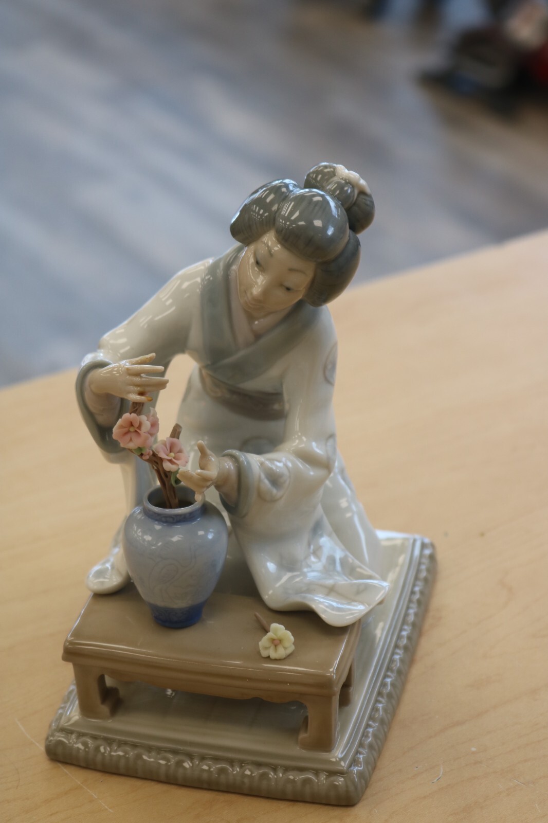 Lladro 4840 ” Flower Arranger” Figurine *LOOK-READ* FREE SHIPPING