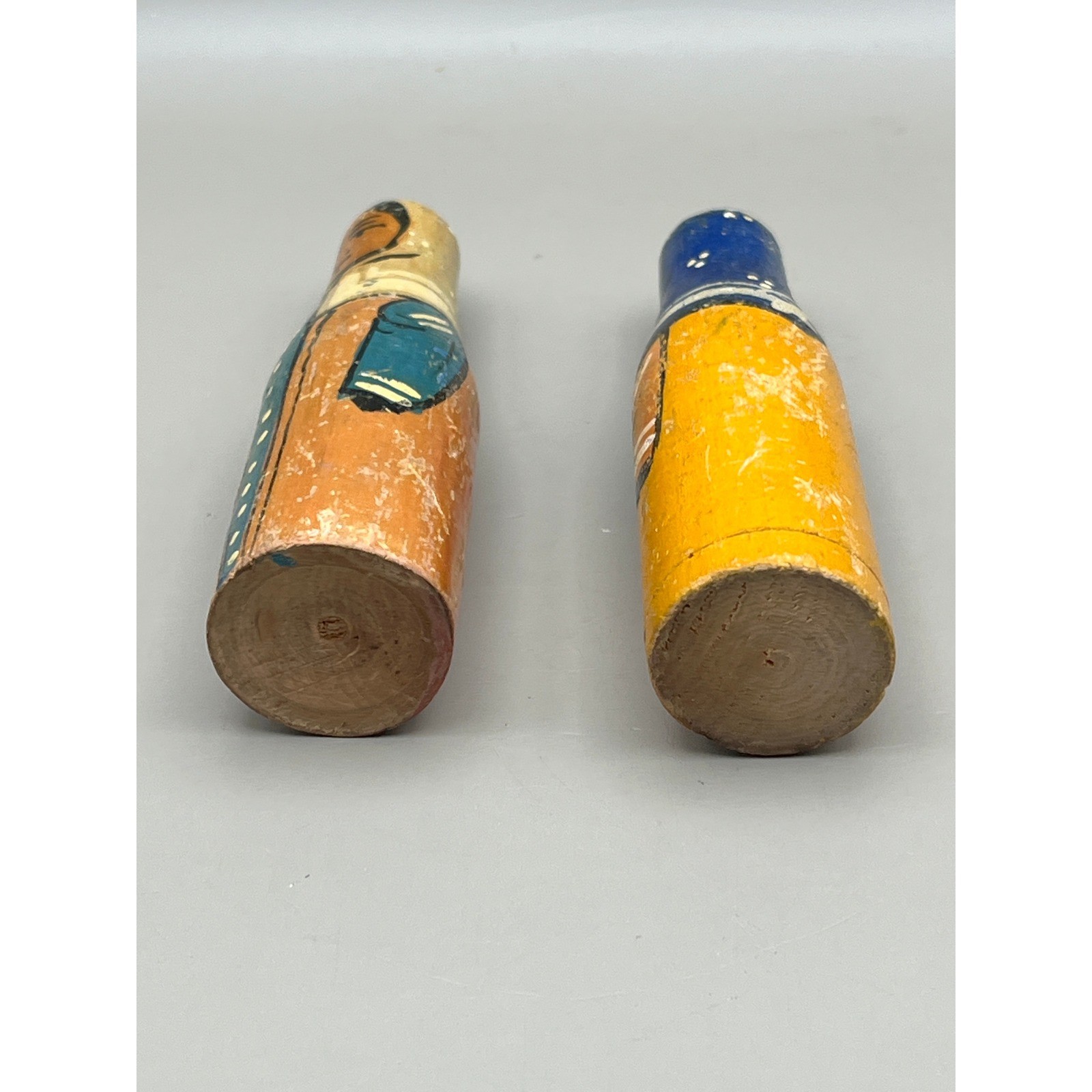 Vtg Hand Painted Wooden Folk Art Peg Dolls Pair Rustic Primitive 3.75″ Babushka