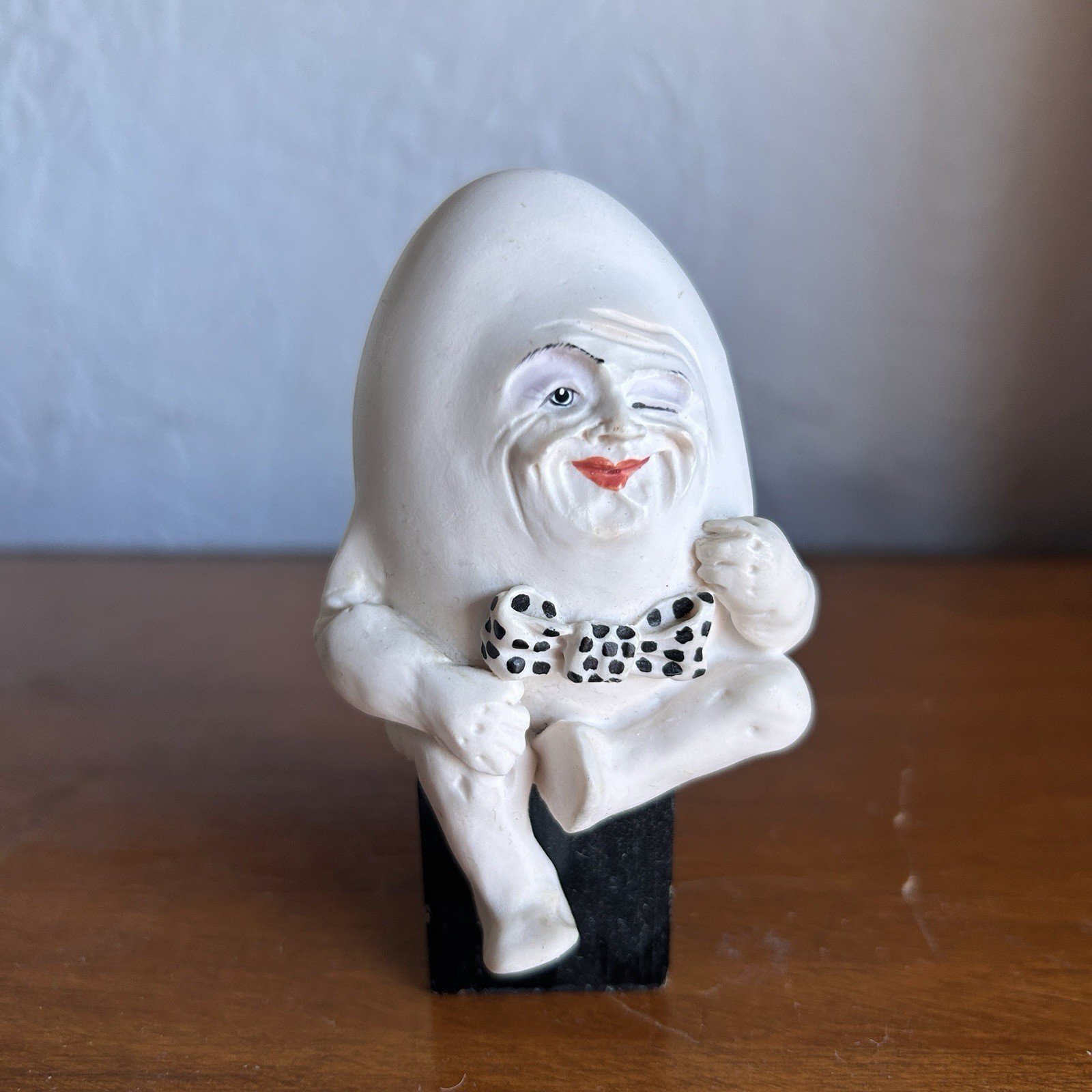 Allyson Nagel 4″ Winking Egg Figurine Checkered Bow Tie 1994 TZ