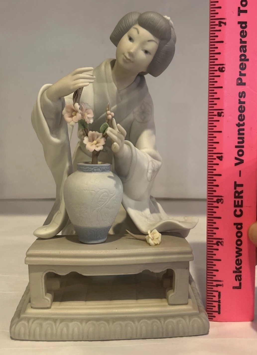 Lladro Geisha Japanese Flower Arranger(Decorator) #4840 Matte finish. Read