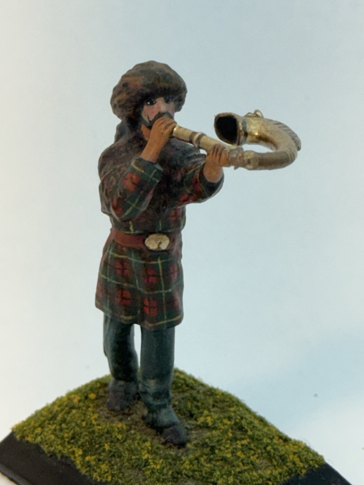 Hand-Painted Scottish Horn Player Figurine – Metal Custom SHAW Base Miniature