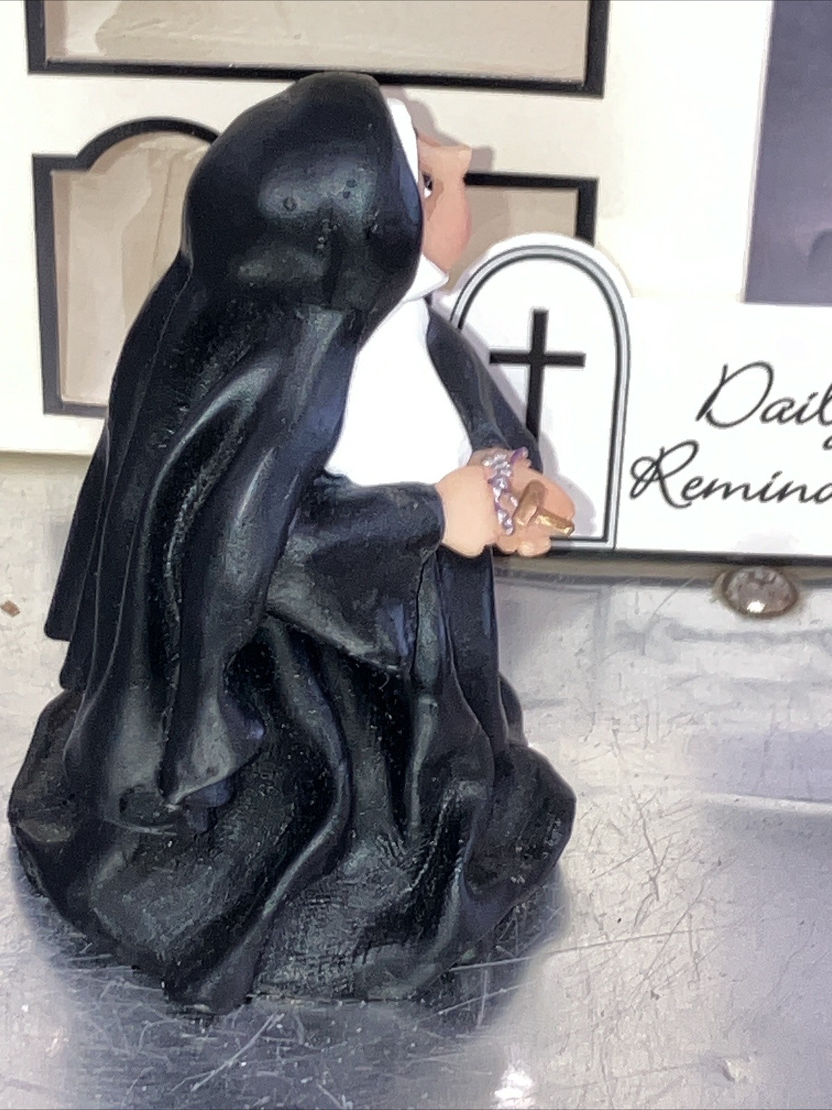 Sister Folk Figurine ” Daily reminders“ Nun 2004 Maureen Carlson