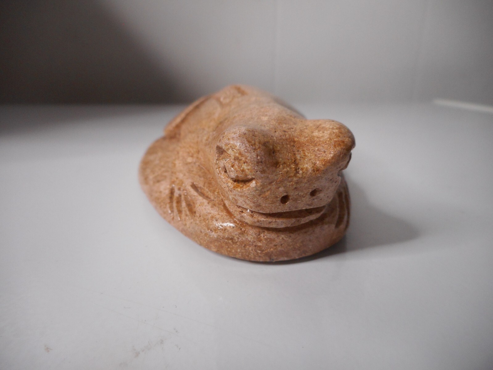 Hand-Carved Beige Sheen Stone Crouching Frog Figurine Paperweight Panama 5″x3″