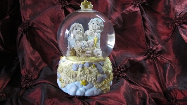Dreamsicles Snow Globe “Star of Wonder” 10149 with music (Plays Silent Night)