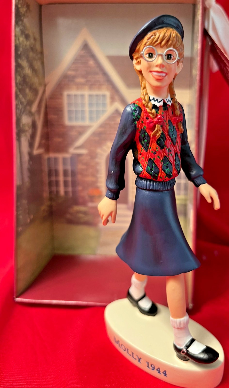 AMERICAN GIRLS COLLECTION from Hallmark MOLLY 1944 Figurine NEW IN BOX