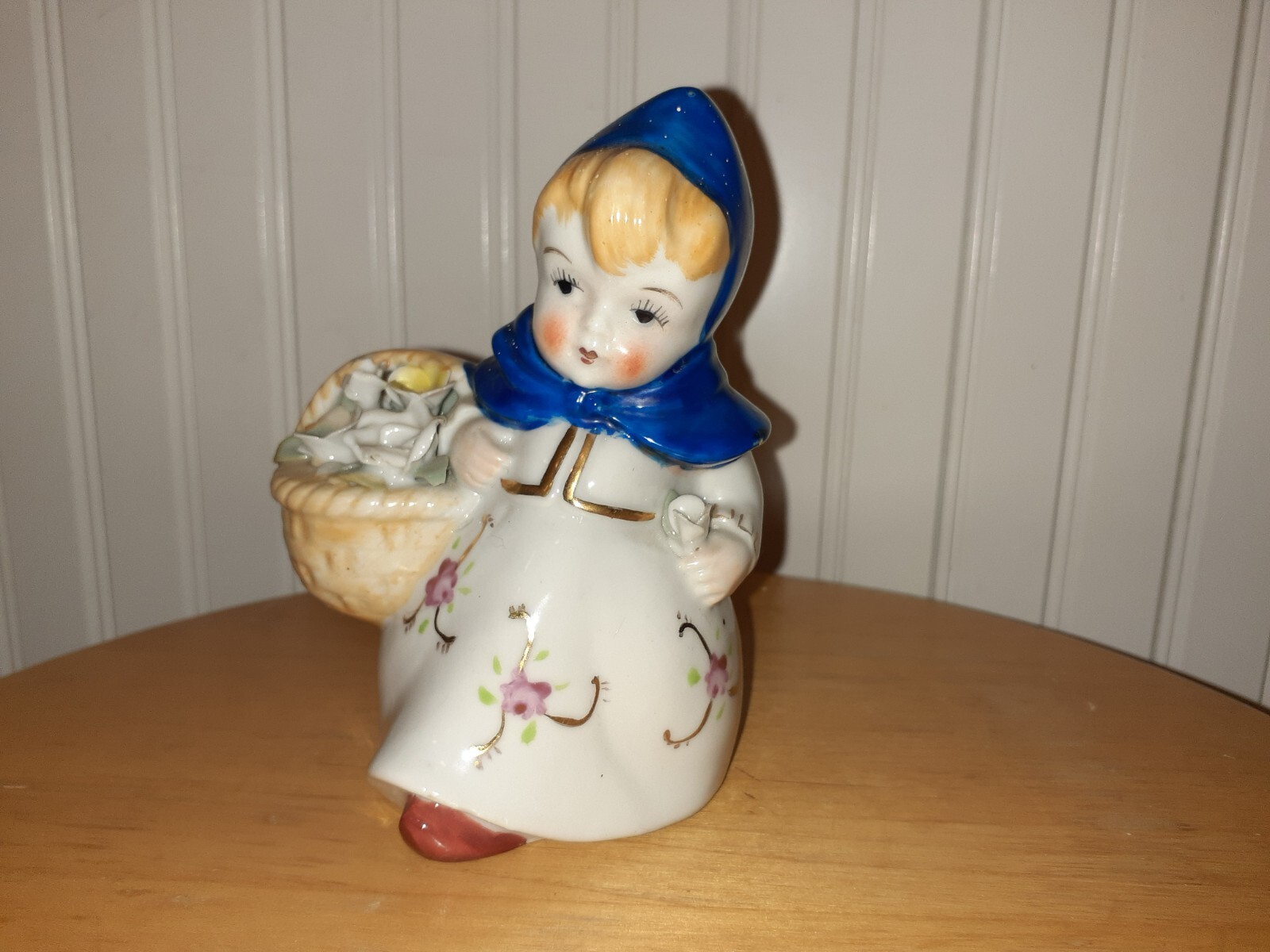 Vintage Japan Adorable Ceramic Girl Holding Basket w/Flowers Figurine 4.9″tall