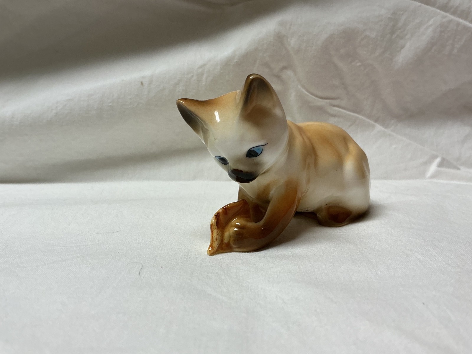 VTG. DANBURY MINT CATS OF CHARACTER FINE BONE CHINA FIGURINE WHATS THIS SIAMESE