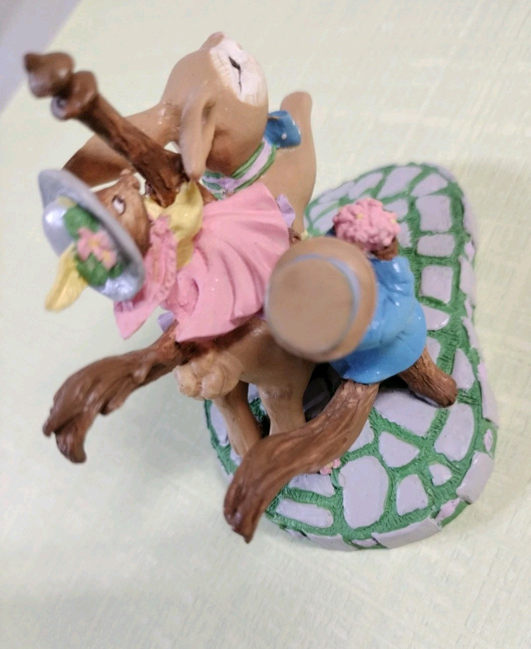 1993 AVON Kathy Jeffers Miniature Collection FLOWERS FOR A KISS Figurine