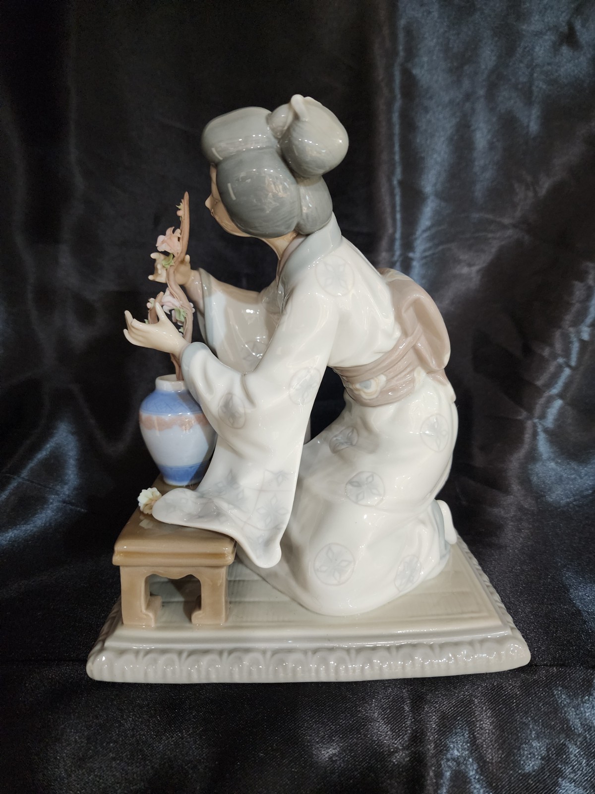 Vintage Lladro “Geisha Flower Arranger” Figurine #4840 Read
