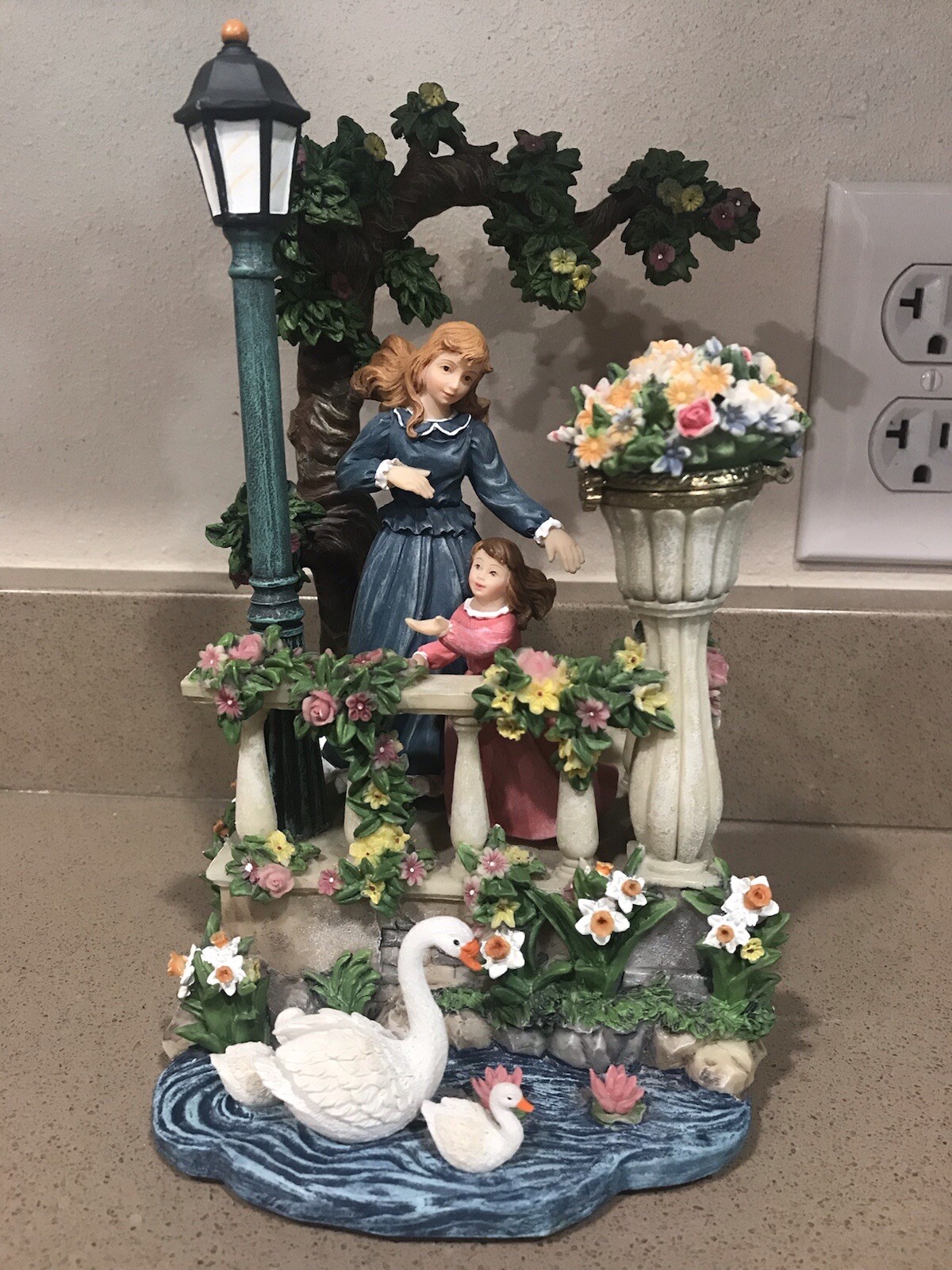 Cute Mother Daughter Figurine w/ little trinket holder