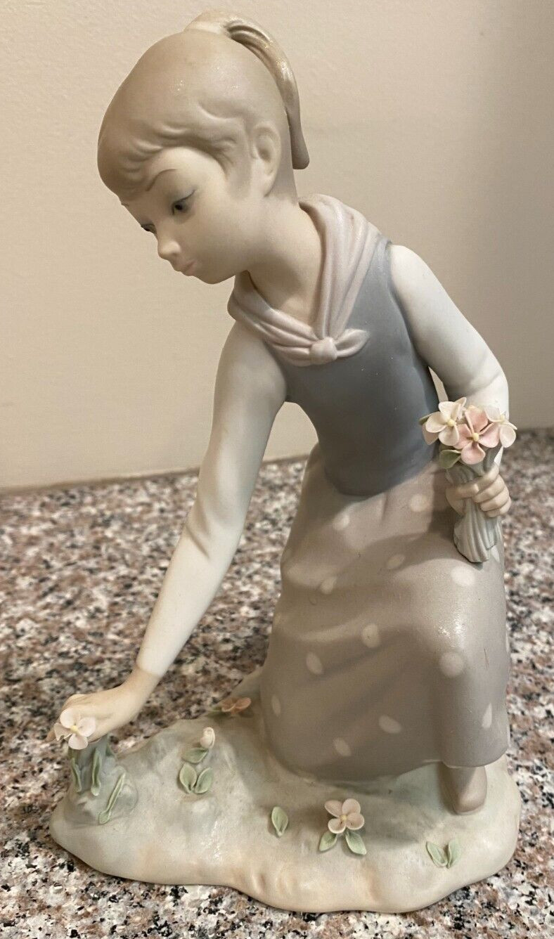 Lladro Figurine #1172 “Girl with Flowers” Matte Finish Retired with Original Box