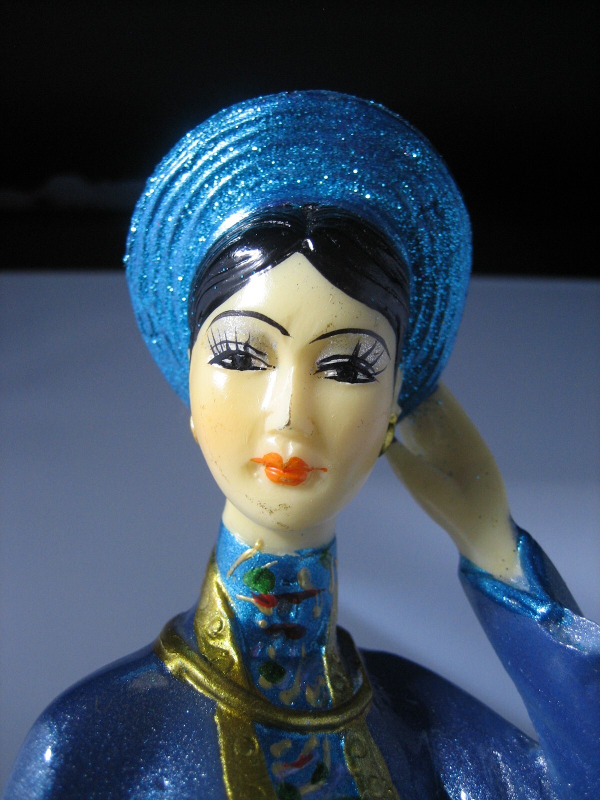 Hand made and painted oriental lady figurine statue (36 cm x 9 cm)