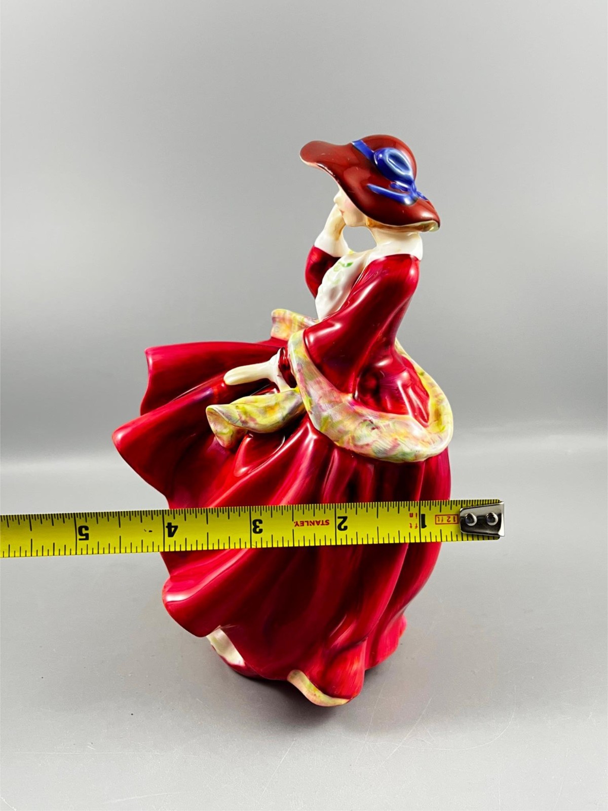 Royal Doulton England Bone China “TOP OF THE HILL” HN 1834 Figurine 7.25″ Tall