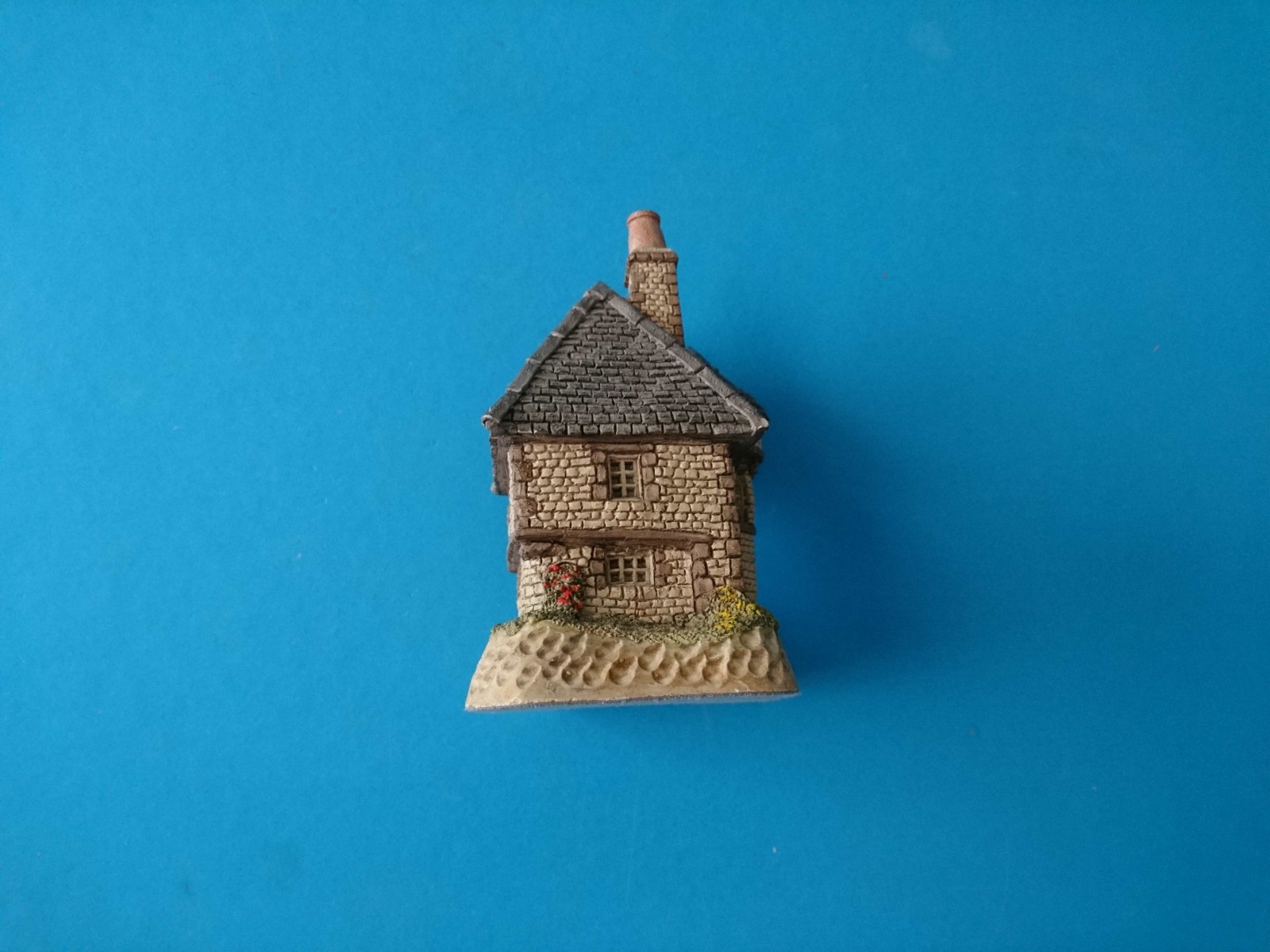 GATEKEEPERS – DAVID WINTER COTTAGES – JOHN HINE LTD – 1988 (4″X3″X5″) COA & BOX