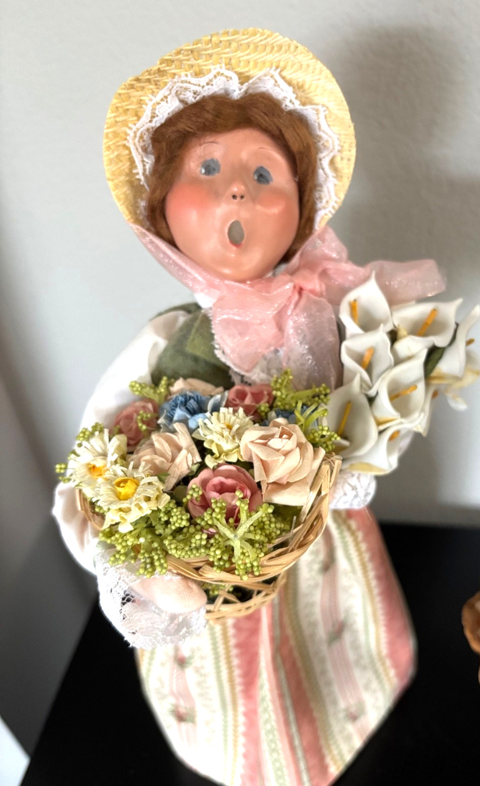 2010 BYERS CHOICE Woman Selling Flowers RARE EASTER /Spring Bouquet & Basket