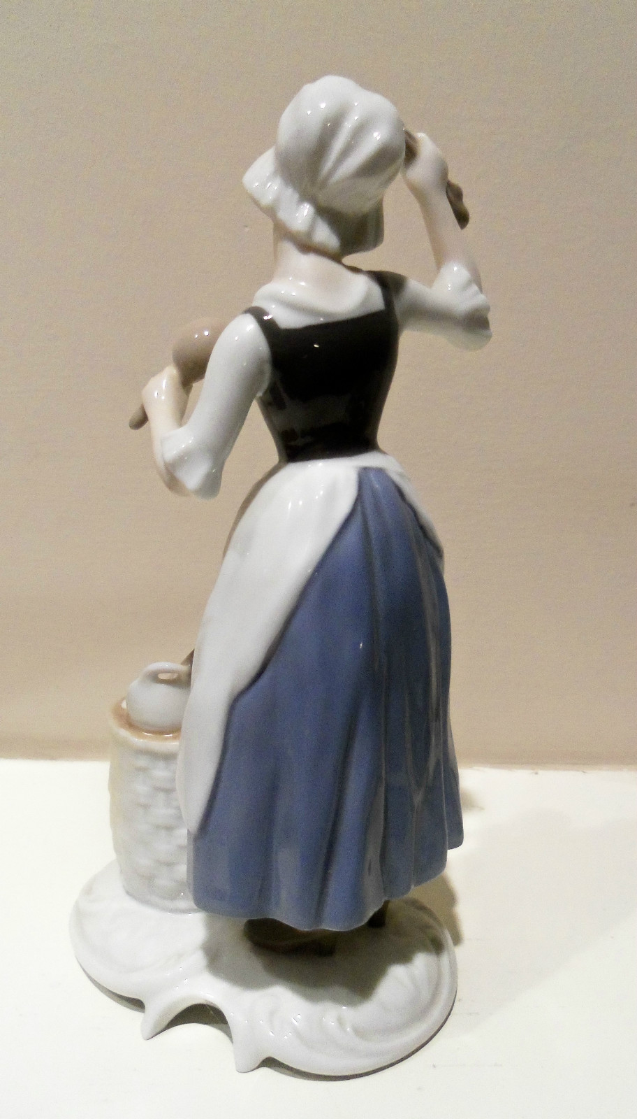 Goebel Lady Figurine Female Hawker Colonial Craftsman Series #16 05419 porcelain