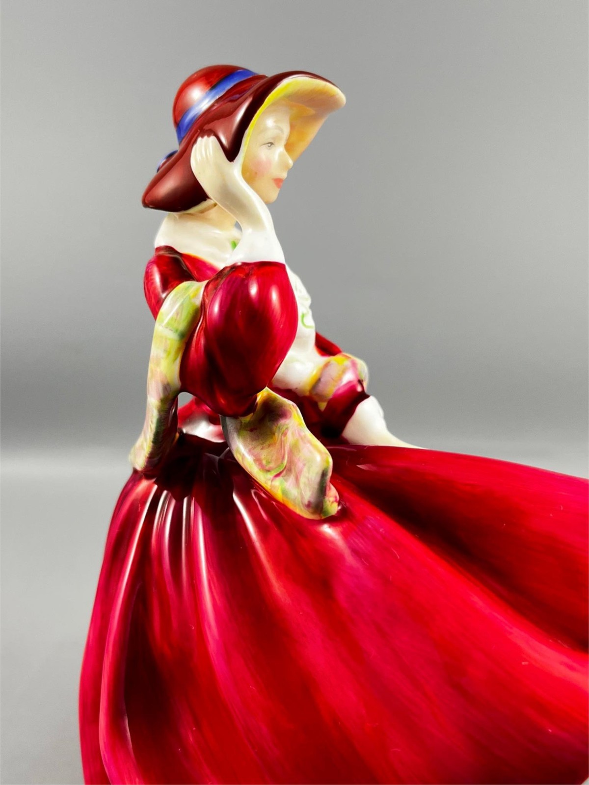 Royal Doulton England Bone China “TOP OF THE HILL” HN 1834 Figurine 7.25″ Tall