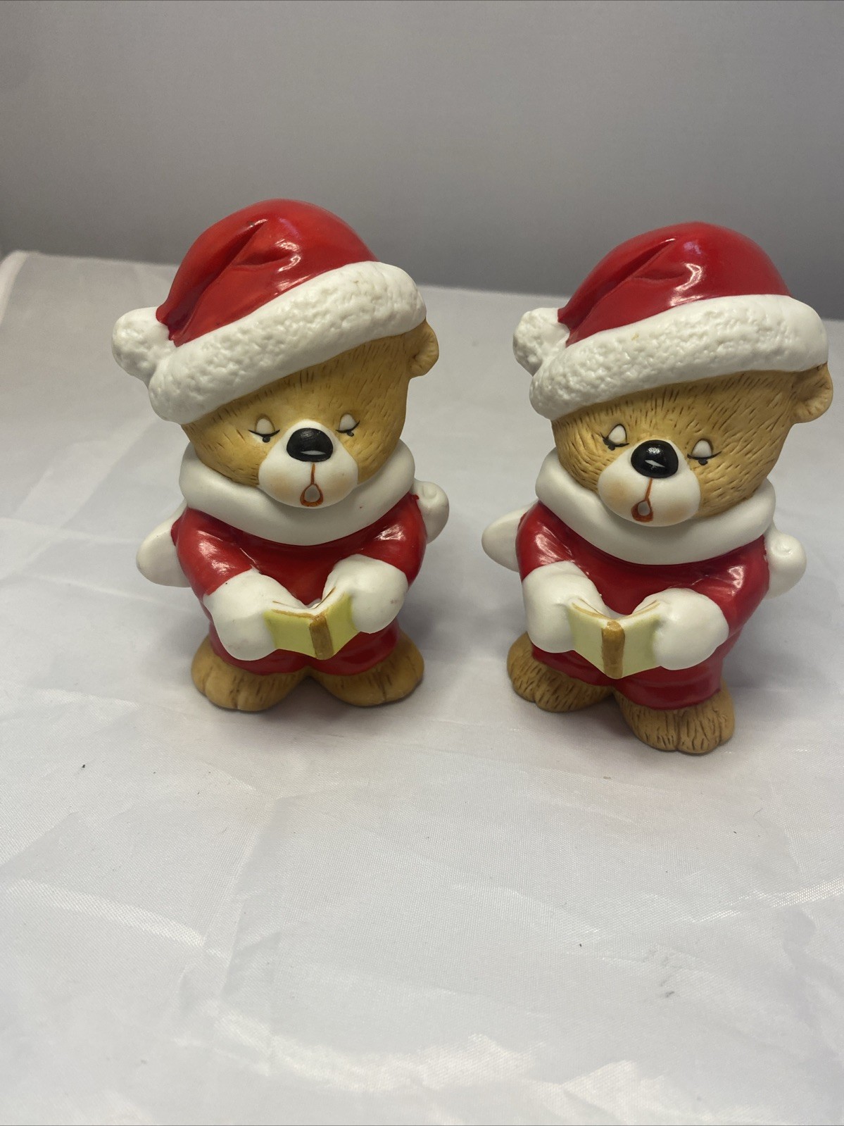 2 Russ Berrie Christmas Holiday Figurines Caroling Bears X-Mas Holiday #2469 4”