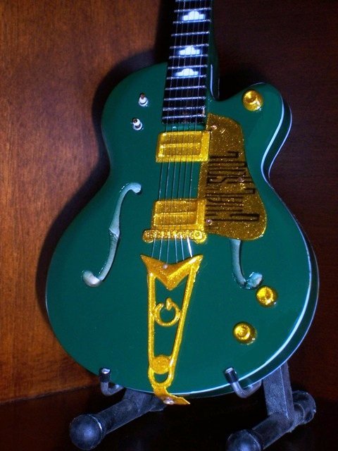 Mini Green Guitar U2 BONO GIFT Memorabilia FREE STAND THE GOAL IS SOUL