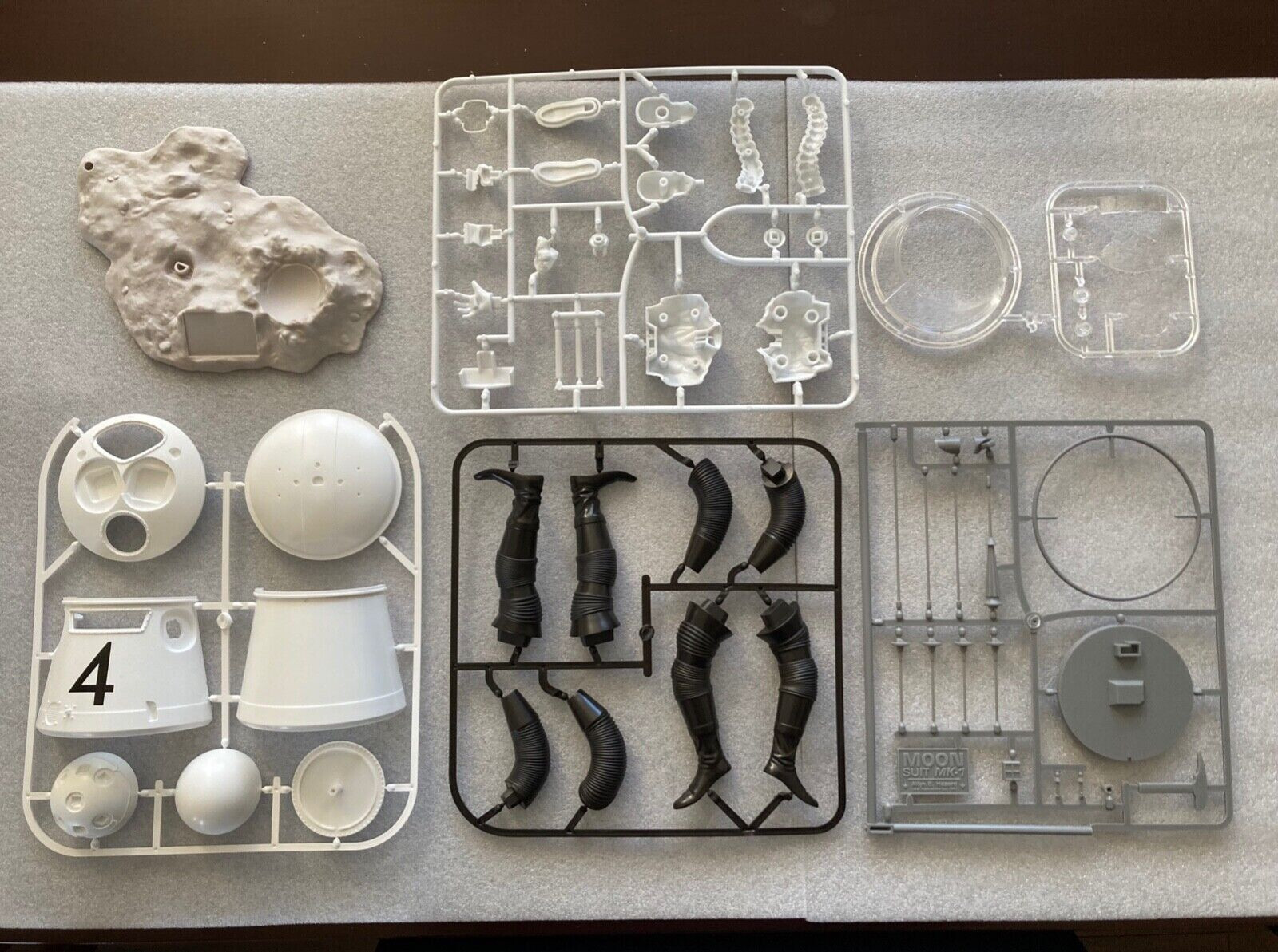 Monarch Models MOON SUIT diorama plastic model kit 1/8 moonsuit
