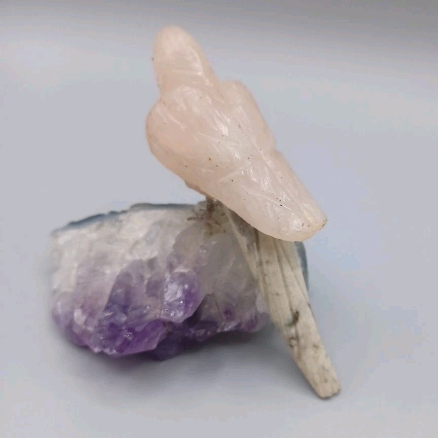 HAND CARVED GEM STONE MACAW PARROT BIRD ON AMETHYST & CLEAR QUARTZ STAND