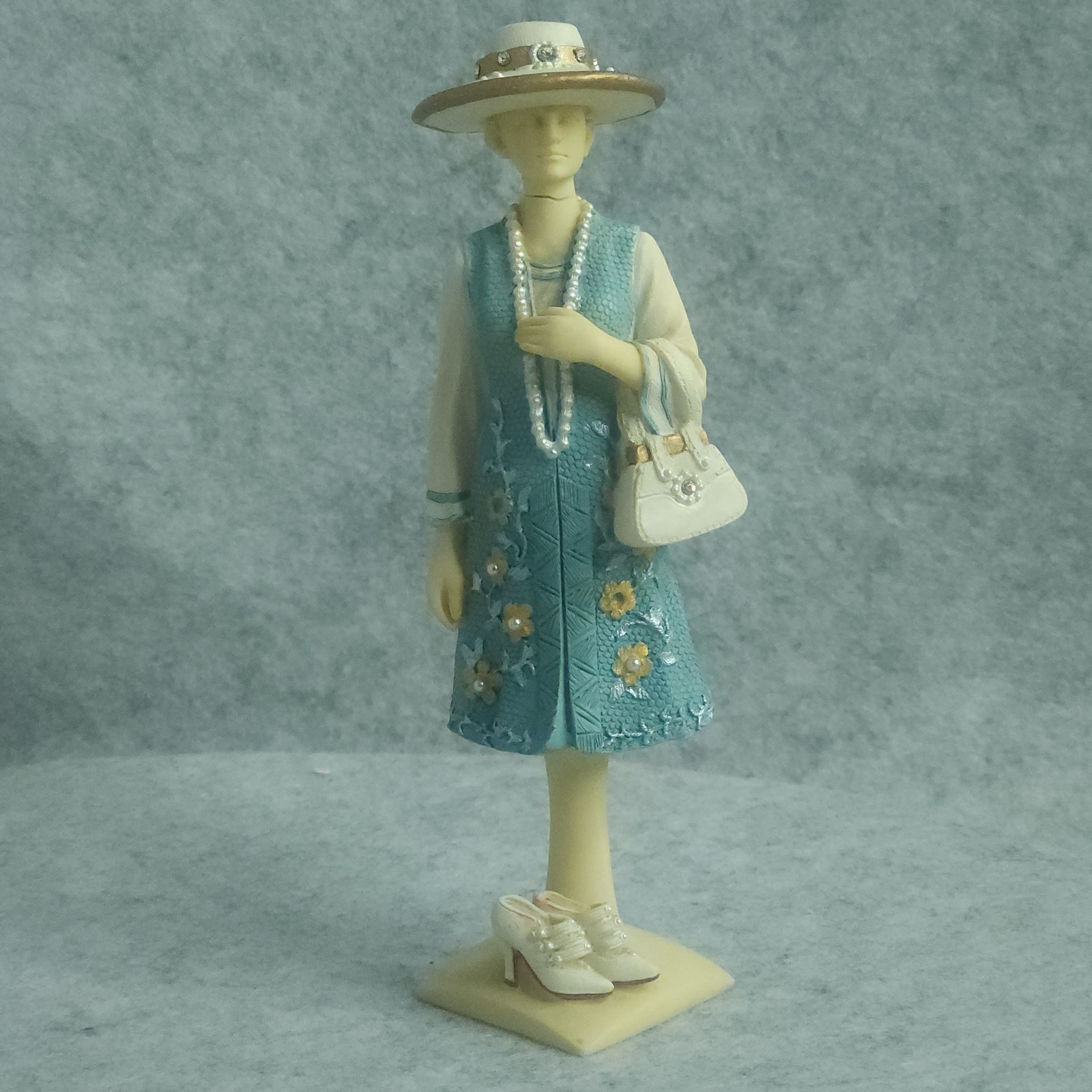 Lady Elizabeth of London Women of the World Figurine Resin Lady Hat Purse 5.75″