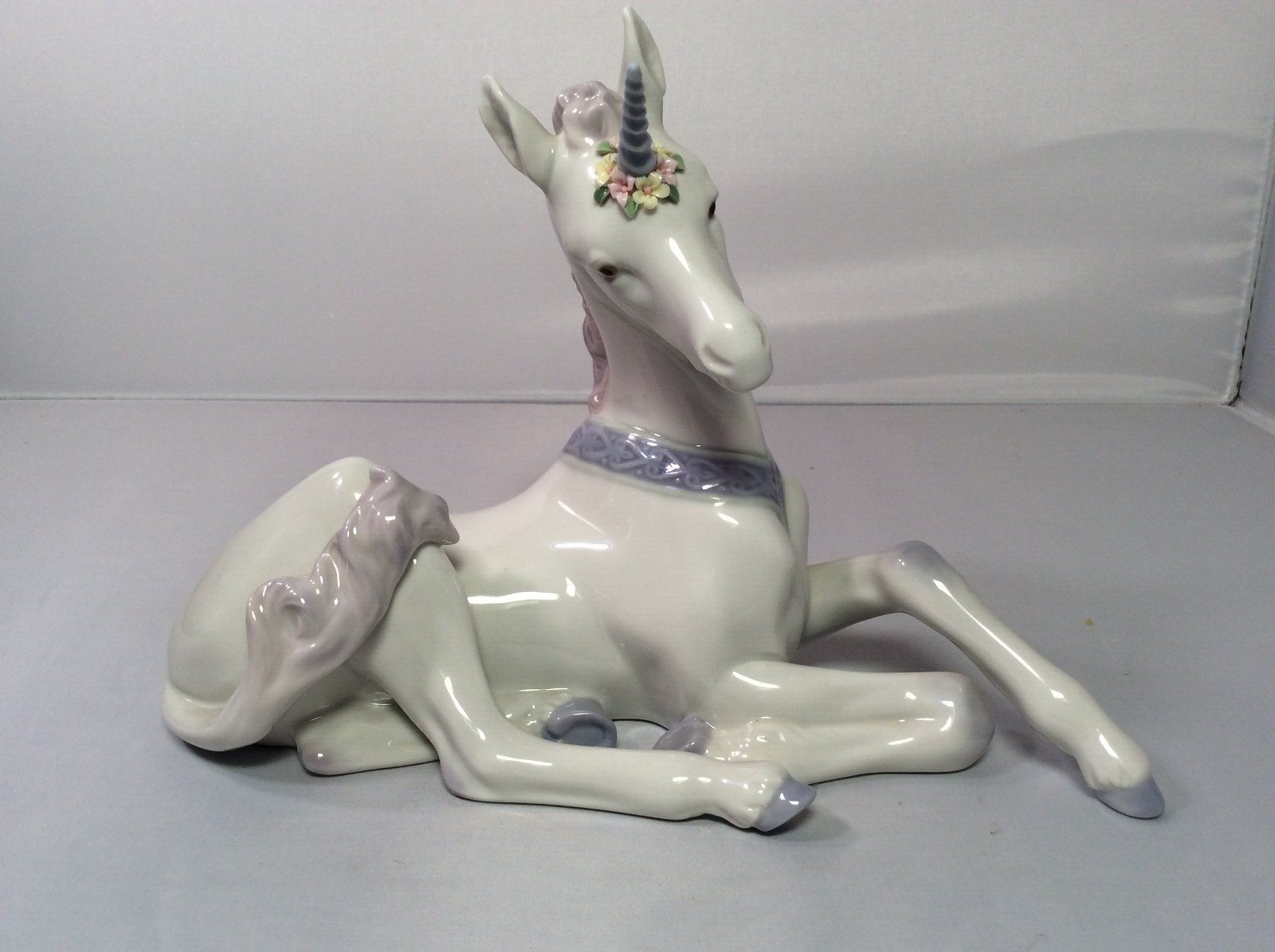 Lladro Unicorn Sitting Down, B 5826
