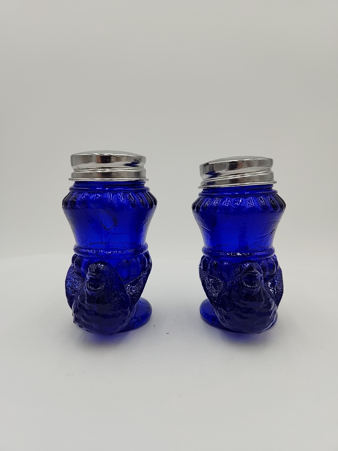 Degenhart Glass Cobalt Blue Glass Bird Salt & Pepper Shakers Silvertone Top 3″
