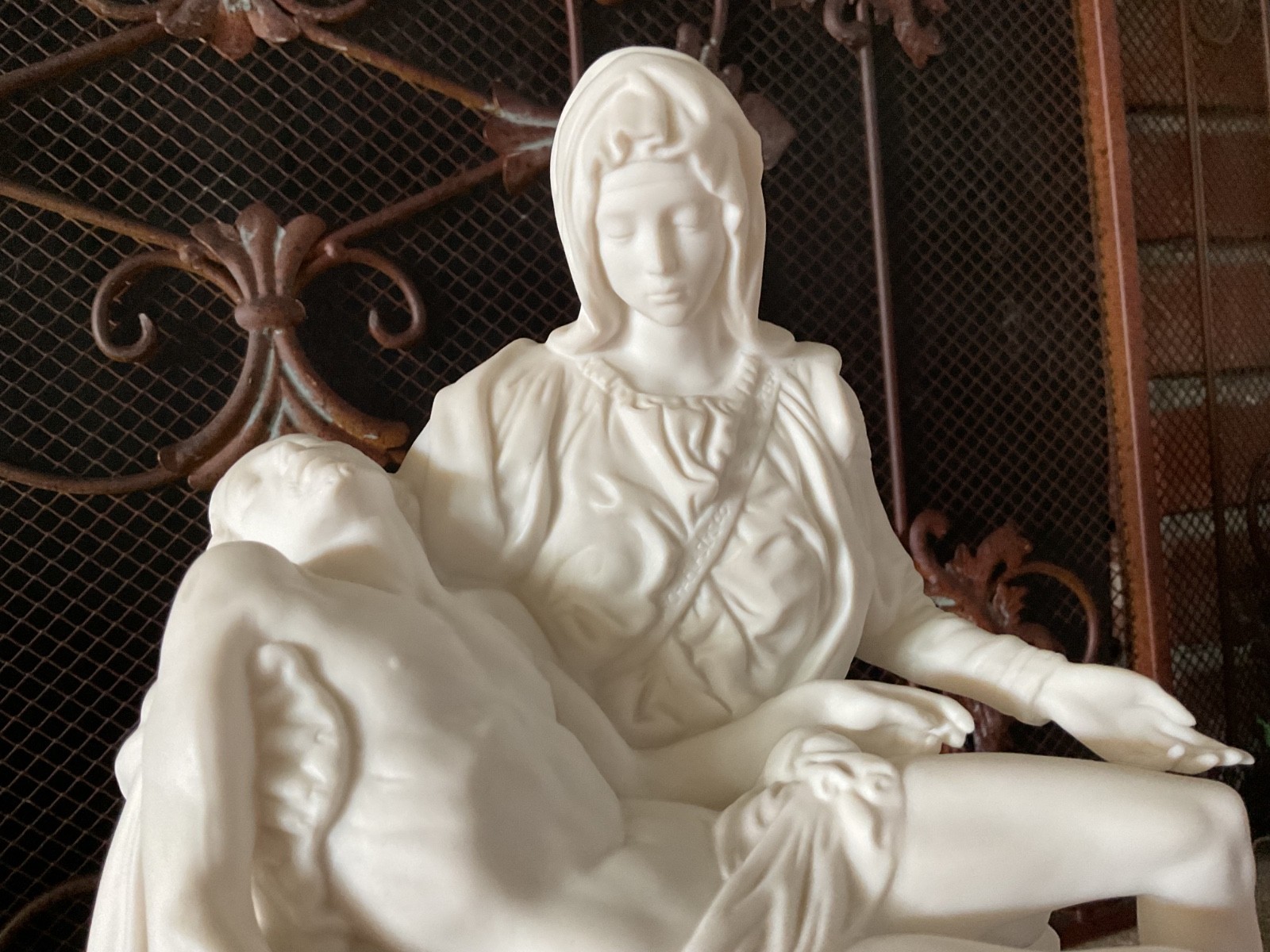 VTG Michelangelo’s Pieta Fine Bisque Porcelain 1989 The Franklin Mint Wood Base