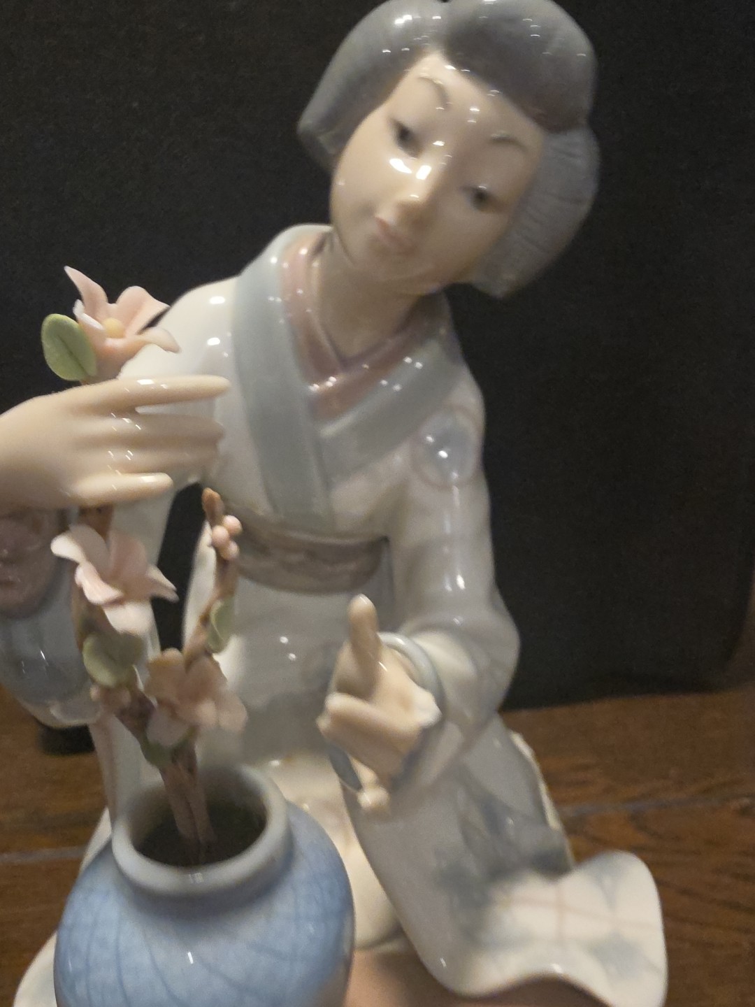 Lladro Geisha Japanese Flower Arranger #4840 Glossy missing finger, stem, petal