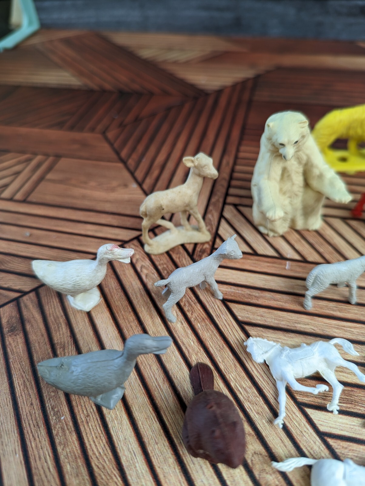 20 Piece Vtg Plastic Figurines Animals, Farmer Mixed Brands (Marx, Britains)