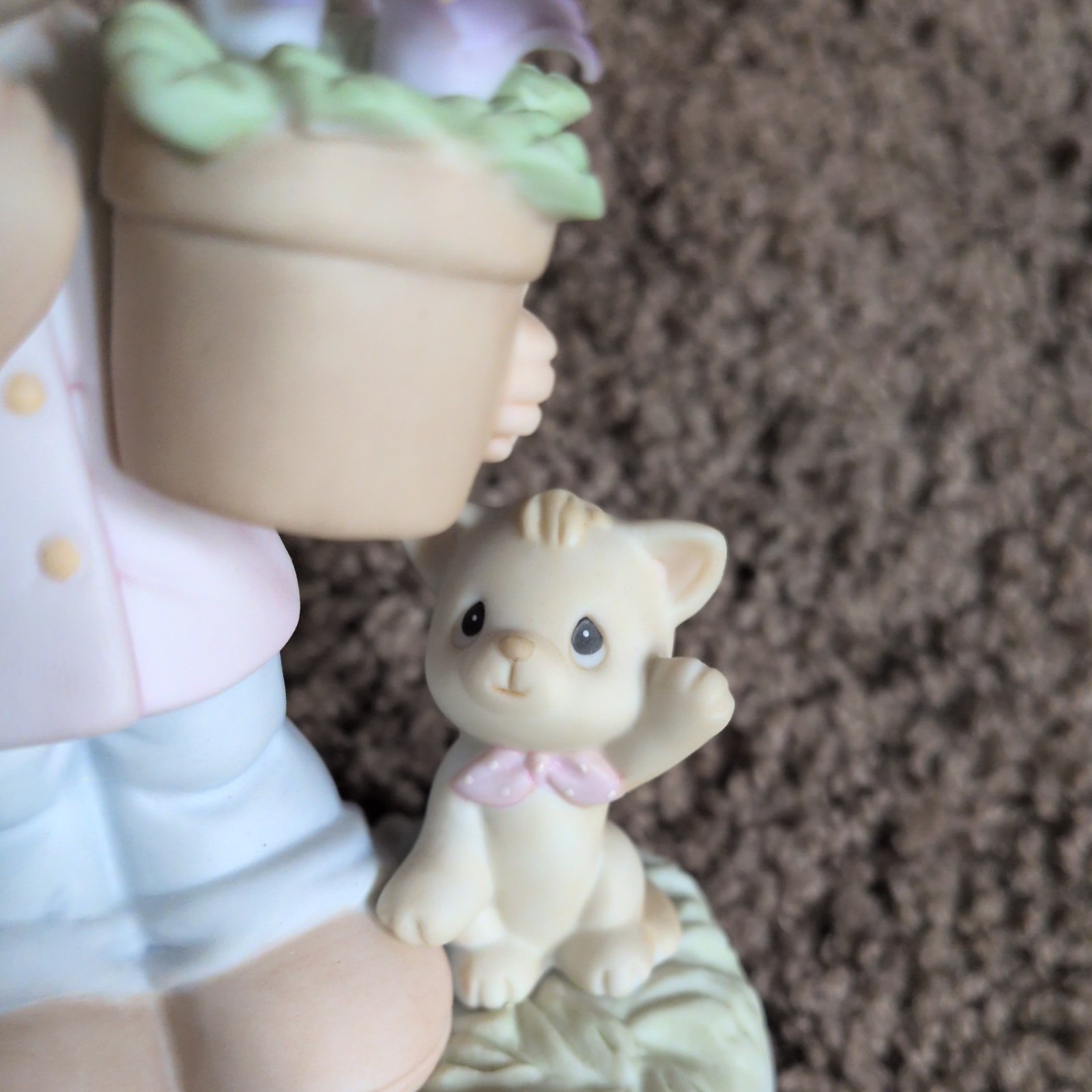 Precious Moments Girl Figurine 101518 ‘March Violet Modest’ w/ Cat 2001