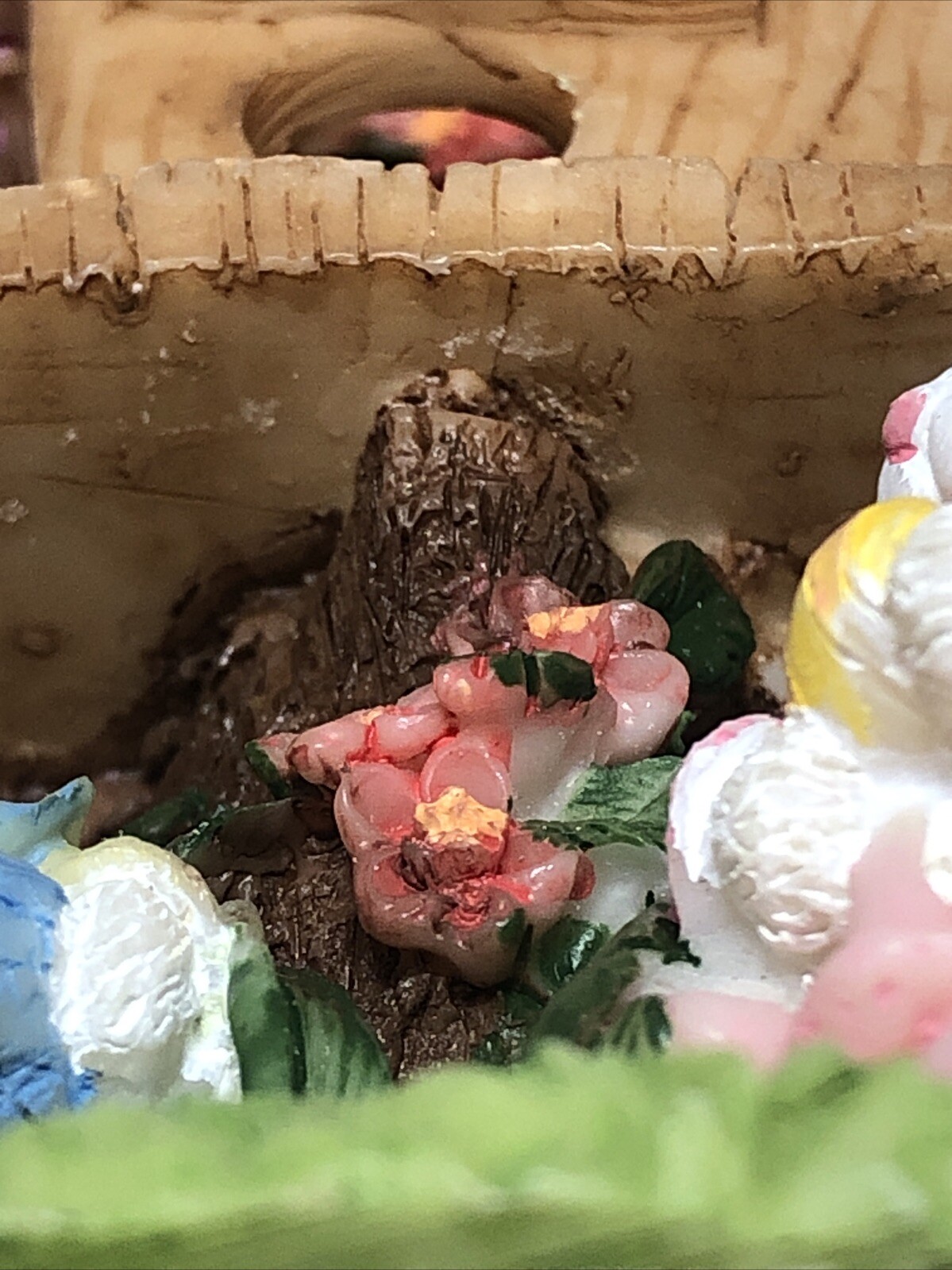 K’s Collection Hinged Bird House with Easter bunnies Holding Eggs Awesome Detail