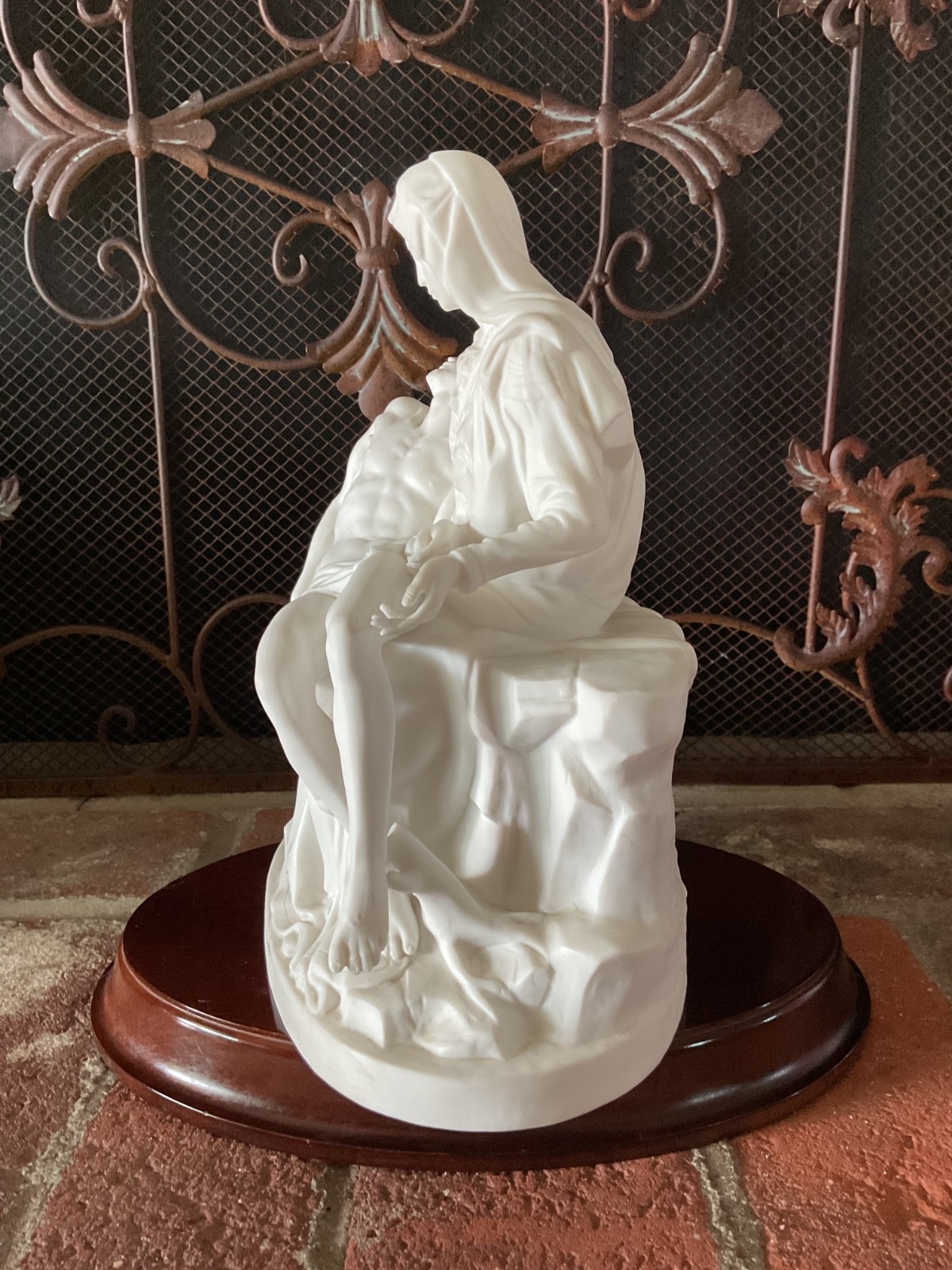 VTG Michelangelo’s Pieta Fine Bisque Porcelain 1989 The Franklin Mint Wood Base