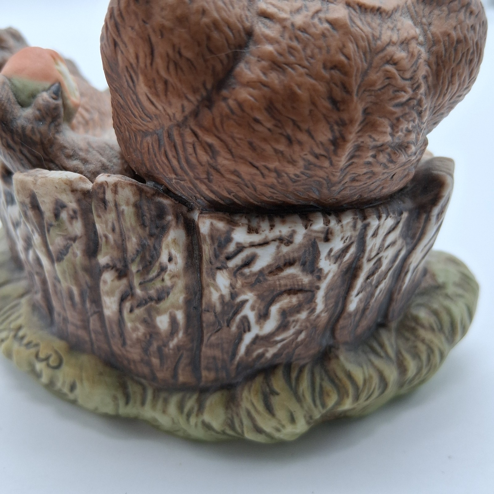 Vintage 1986 Homeco Masterpiece Porcelain Bear In Tree Eating Apple Figurine