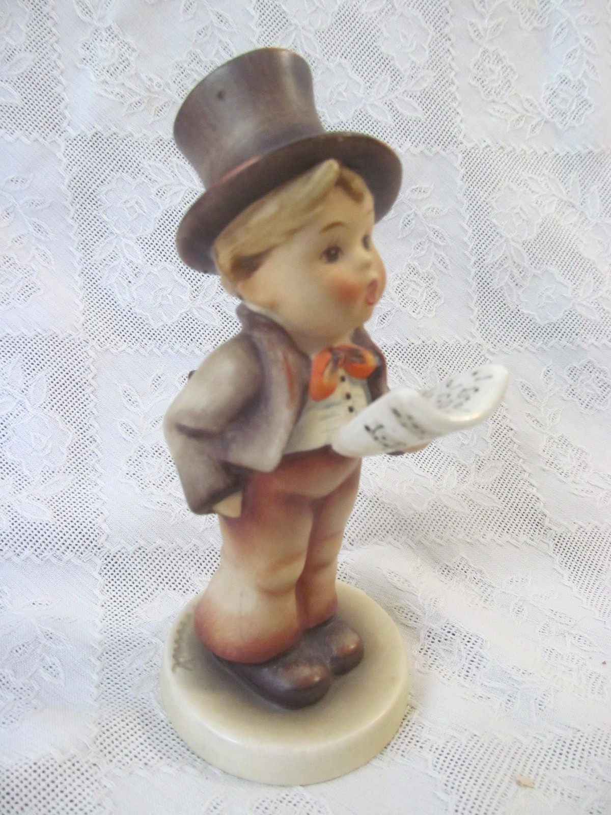 Handsome~Vintage Hummel Goebel STREET SINGER Boy Figurine #131~Full Bee tmk2