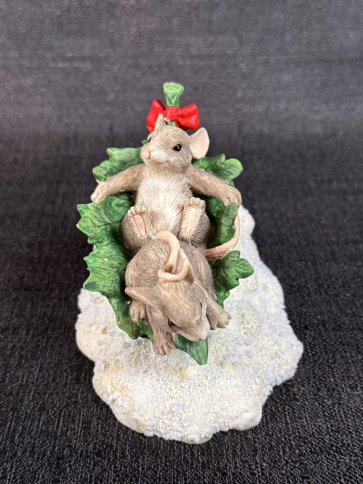 Charming Tails Flying Leaf Saucer Figurine Mouse 87/305 Christmas Sledding Snow