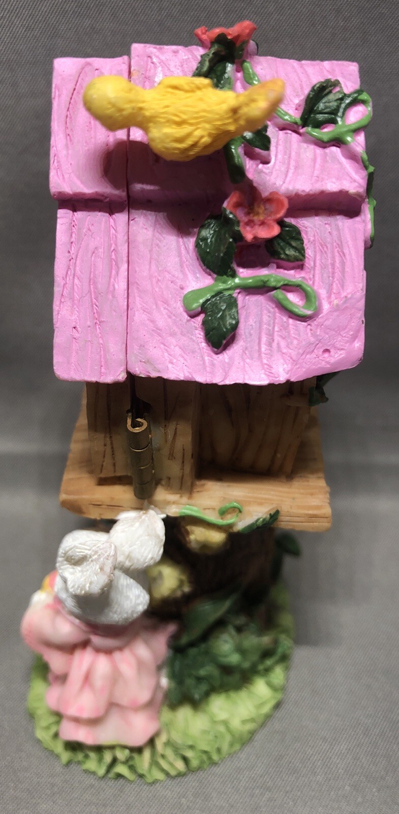 K’s Collection Hinged Bird House with Easter bunnies Holding Eggs Awesome Detail